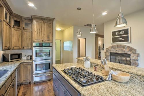 Branson Family Retreat On About 5 Acres With Decks!