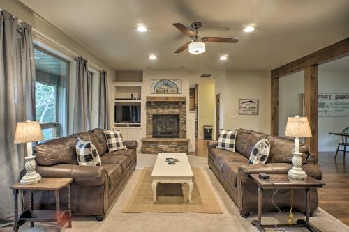 Branson Family Retreat On About 5 Acres With Decks!