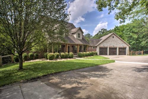 Branson Family Retreat On About 5 Acres With Decks!