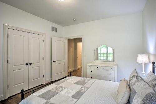 Branson Family Retreat On About 5 Acres With Decks!