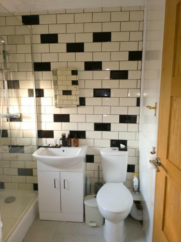 Relaxing 2-bedroom Service Apartment With Parking