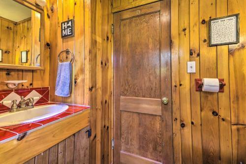 Pet-friendly Wilmington Retreat With Hot Tub!
