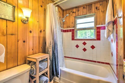 Pet-friendly Wilmington Retreat With Hot Tub!