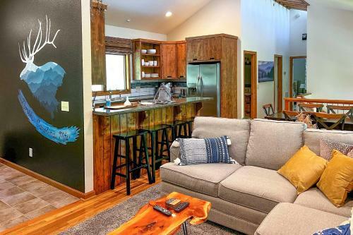 Modern Lenoir Mtn Retreat 9 Acres, Fire Pit!