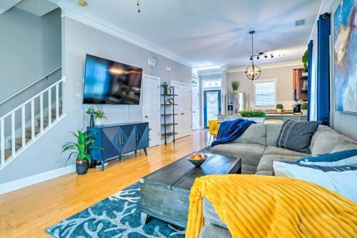 Vibrant Pet-friendly Townhome With Shared Pool!