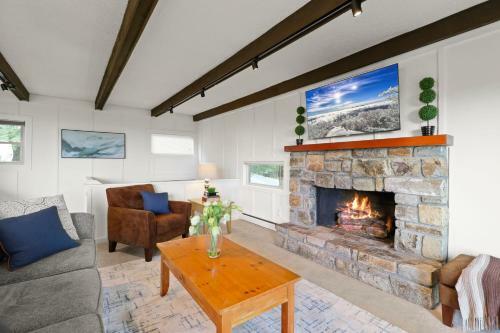 2br 2ba Stylish Condo Mountain Views Skiing
