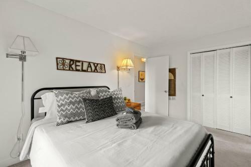 2br 2ba Stylish Condo Mountain Views Skiing