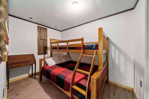 Buckner?s Getaway! Close To Town, Lake And River!
