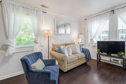 Updated Adorable Bungalow Parking Uptown Area