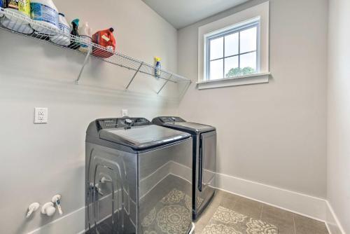 Modern Charlotte Home About 4 Mi To Downtown!