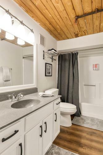 Apartamento Unique Historic Loft, 18ft Ceilings, W/game Room