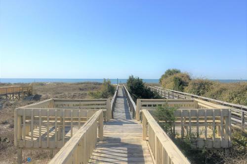 Big Beach Retreat & Ocean West Escape