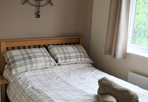 Modern 2 Bedroom Home, Free Parking.
