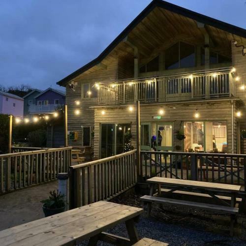 The Beach House! Walk To Beach In Under 5 Minutes!
