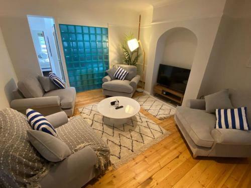 Villa Luxury Beachfront House, Sleeps 12, Free Parking, Devon