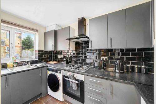 ?4 Bed Townhouse?10guests? Garden?wifi & Netflix?