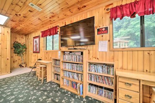 Pet-friendly Maggie Valley Cabin With Fire Pit!
