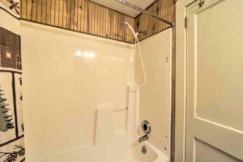 Pet-friendly Maggie Valley Cabin With Fire Pit!