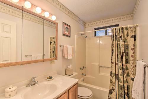 Charming Murphy House With 2 Decks Near Trails!