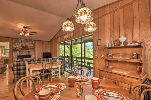Charming Murphy House With 2 Decks Near Trails!