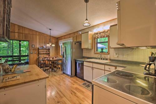 Charming Murphy House With 2 Decks Near Trails!