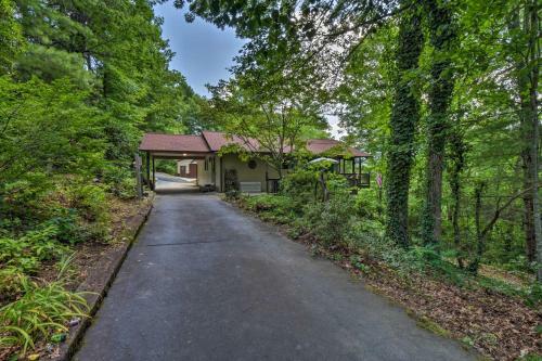 Charming Murphy House With 2 Decks Near Trails!