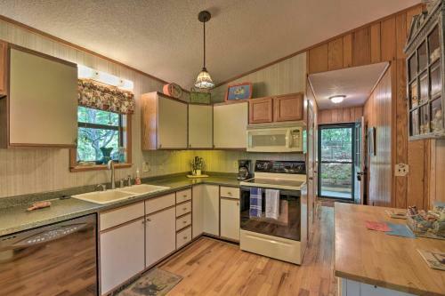 Charming Murphy House With 2 Decks Near Trails!
