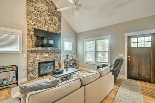 Stylish Southern Pines Home With Screened Porch