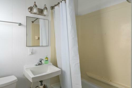 Admiral's Quarters By Oak Island Accommodations