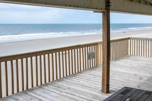 Admiral's Quarters By Oak Island Accommodations
