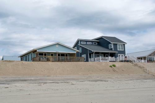 Admiral's Quarters By Oak Island Accommodations