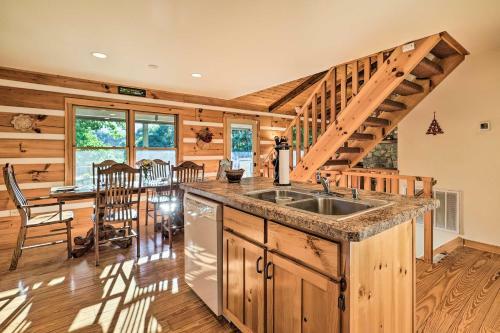 Serene Mountain Retreat With Hot Tub And Grills!