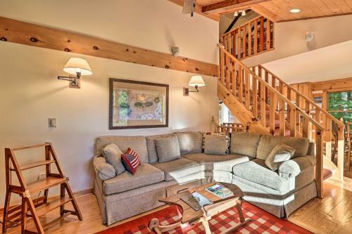 Serene Mountain Retreat With Hot Tub And Grills!