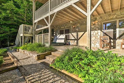 Serene Mountain Retreat With Hot Tub And Grills!