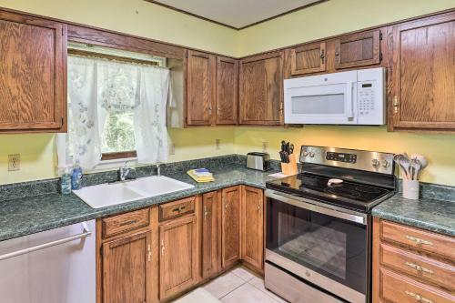 Charming Leicester Home With Deck And Gas Grill!