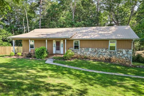Charming Leicester Home With Deck And Gas Grill!