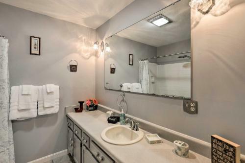 Charming Leicester Home With Deck And Gas Grill!