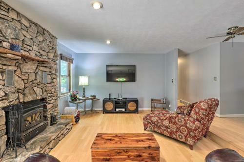 Charming Leicester Home With Deck And Gas Grill!