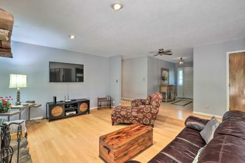 Charming Leicester Home With Deck And Gas Grill!
