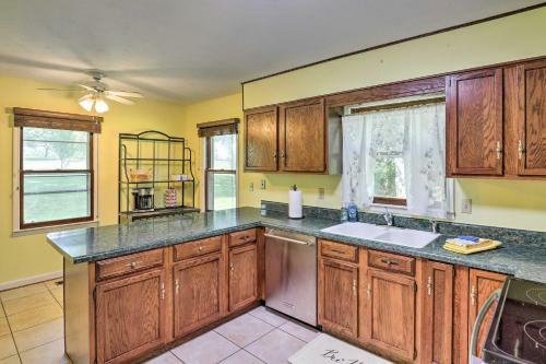 Charming Leicester Home With Deck And Gas Grill!