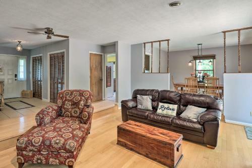 Charming Leicester Home With Deck And Gas Grill!