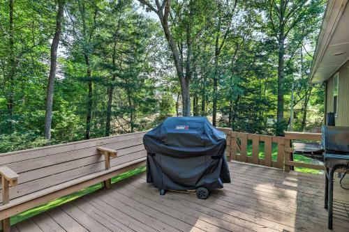 Charming Leicester Home With Deck And Gas Grill!