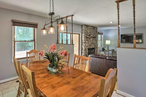 Charming Leicester Home With Deck And Gas Grill!