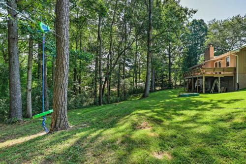 Charming Leicester Home With Deck And Gas Grill!