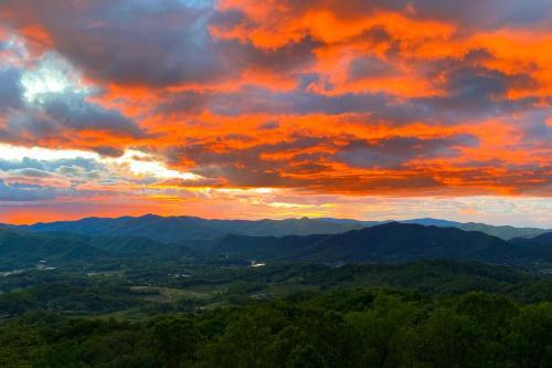Mtn Treehouse With Fire Pit, Breathtaking Views