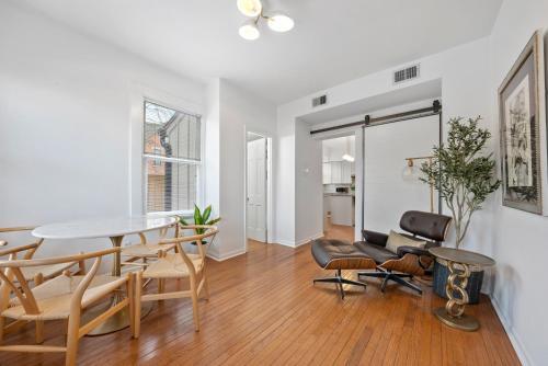 Stylish Charming 3 Br Duplex With Private Yard 648