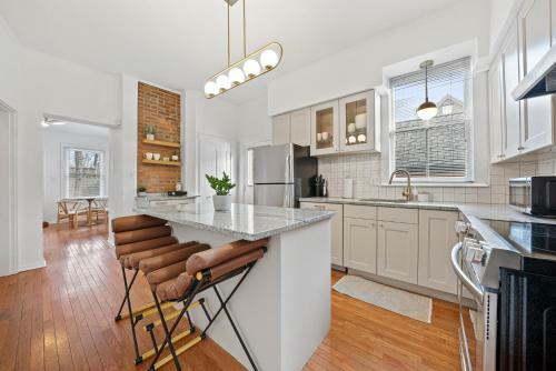 Stylish Charming 3 Br Duplex With Private Yard 648