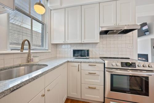 Stylish Charming 3 Br Duplex With Private Yard 648