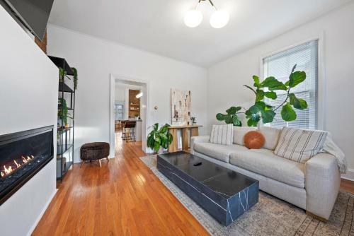 Stylish Charming 3 Br Duplex With Private Yard 648