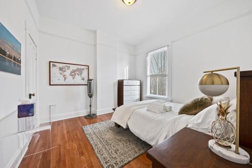 Stylish Charming 3 Br Duplex With Private Yard 648